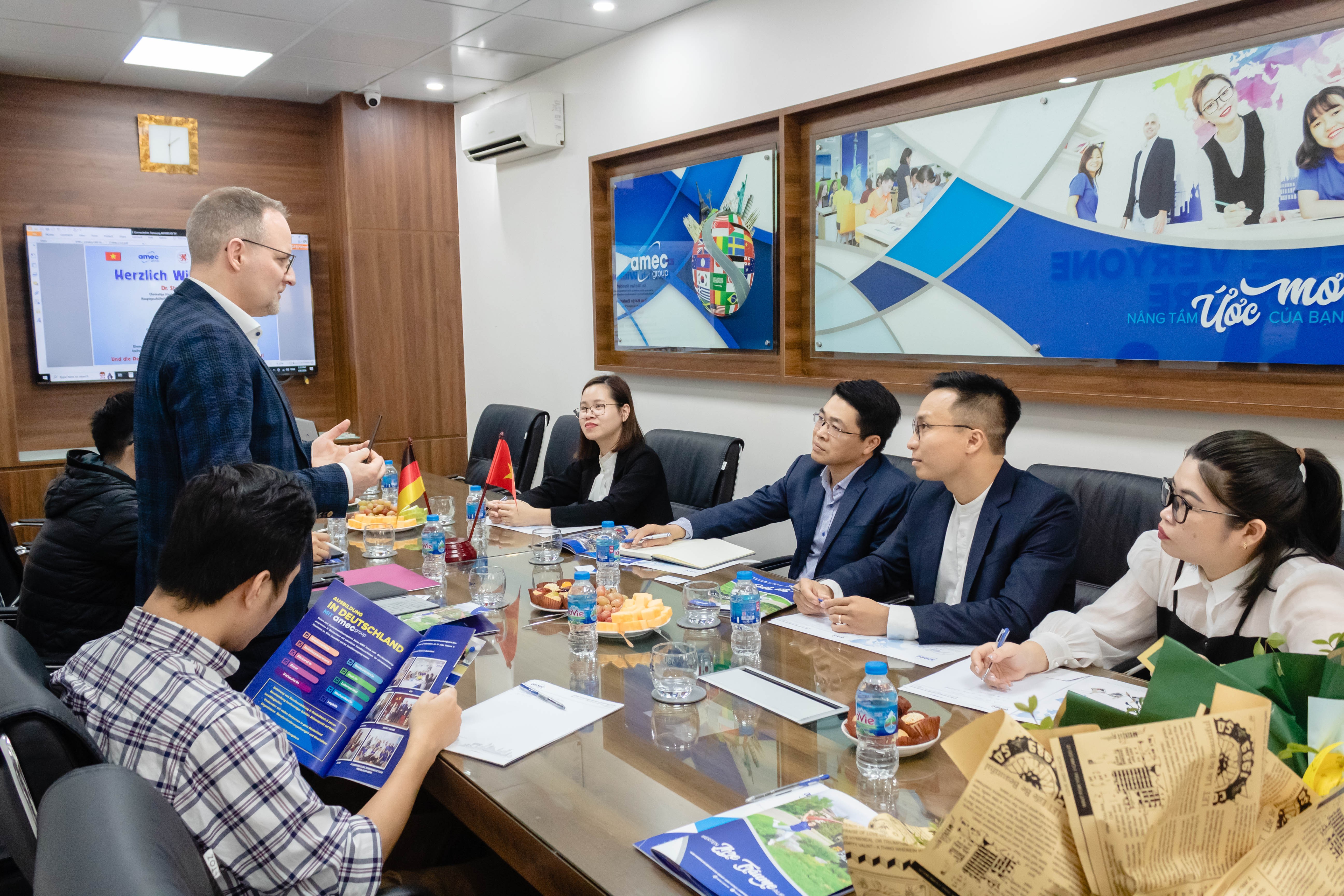 Là đối tác chiến lược của của hàng nghìn các trường Đại học, Cao đẳng, các tập đoàn giáo tại Đức