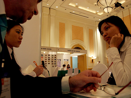 Sinh viên nội, ngoại và cuộc chiến việc làm
