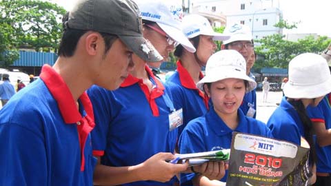 Khi cậu ấm, cô chiêu lội đồng