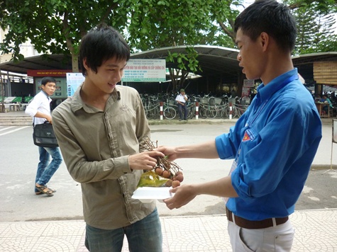 Phát hàng nghìn suất cơm miễn phí cho sĩ tử